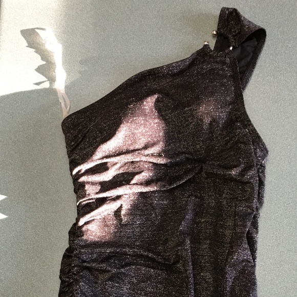 LIKE NEW | Off Shoulder | Black Metallic | Maillot with metal detail - Picture 3 of 11
